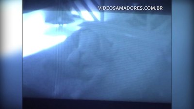 U maritu filma a moglia chì scopa un vicinu è scopre chì hè un cornu